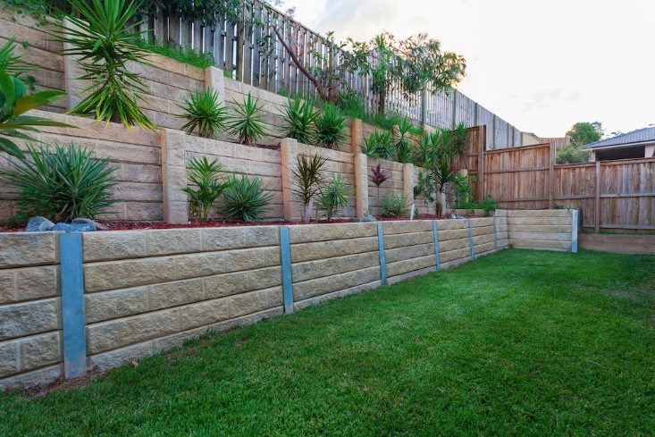 top retaining-wall installation-in-Ottawa